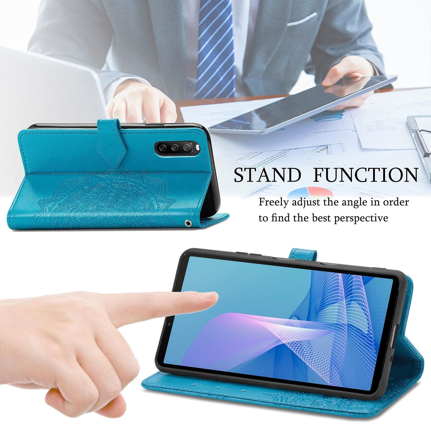 Eine blaue Handyhülle geöffnet, mit einem Telefon. Text: 'STANDFUNKTION'. Eine Hand hält das Telefon.