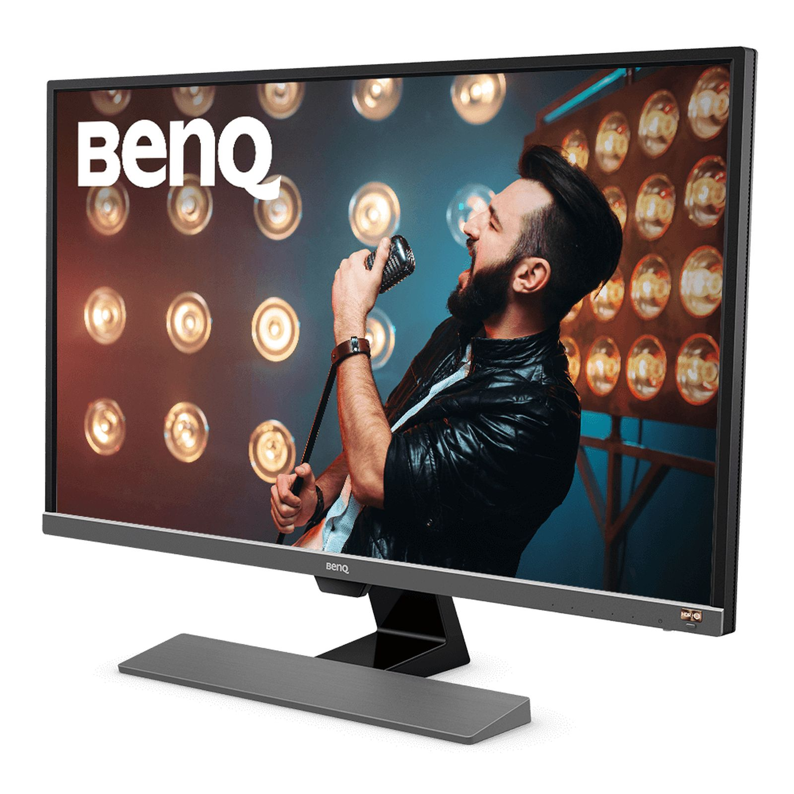 Ein Monitor zeigt einen Mann, der in ein Mikrofon singt. Der Hintergrund hat Bühnenbeleuchtung.