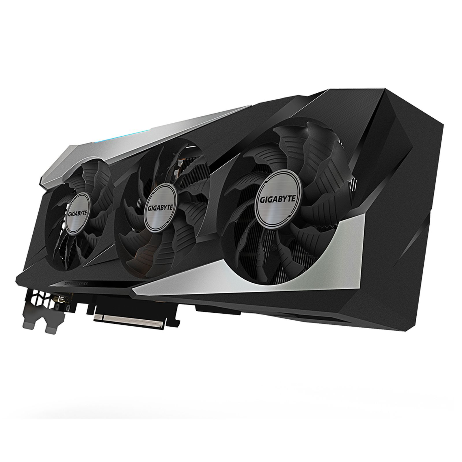 Una tarjeta gráfica negra y plateada con tres ventiladores, el logotipo GIGABYTE está en cada ventilador, sobre fondo blanco.