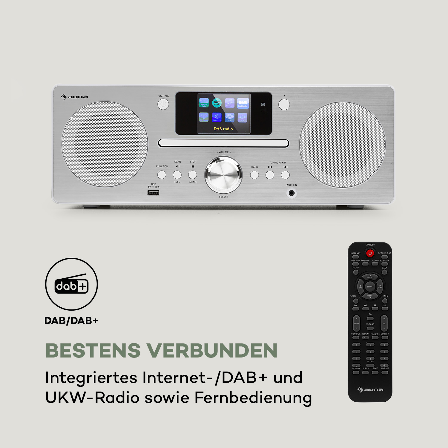 Ein silbernes Radio mit Display, beschrifteten Knöpfen und Fernbedienung. Enthält Text 'DAB Radio'.