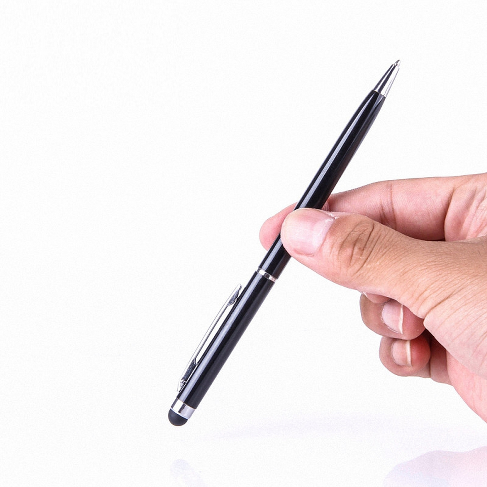 Ein schwarzer Stift, gehalten von einer Hand vor weißem Hintergrund, mit Stylus-Spitze.