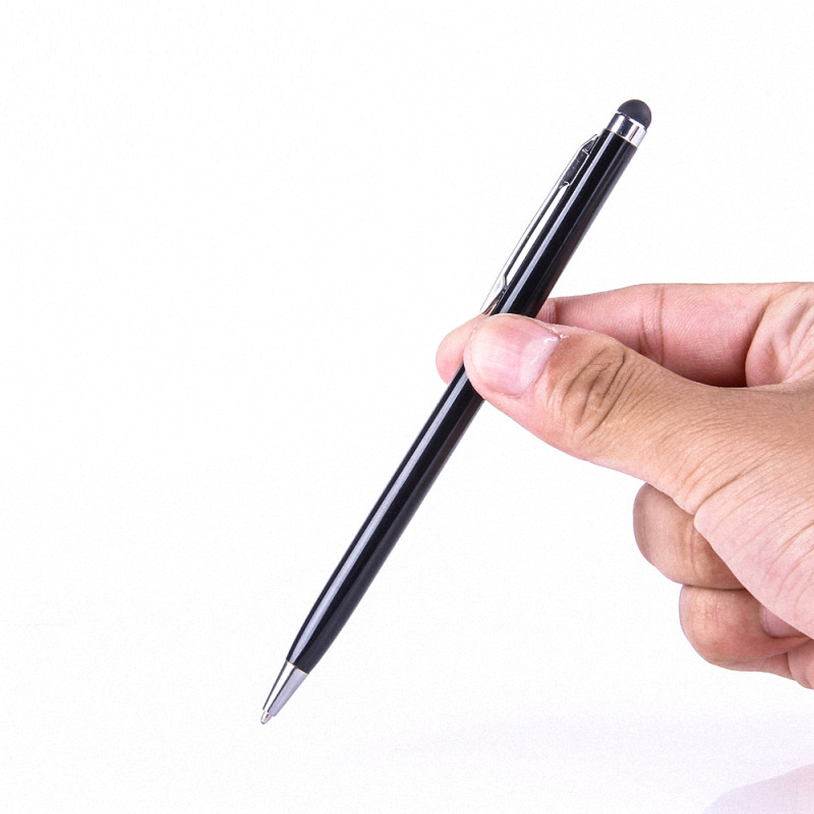 Eine Hand, die einen schwarzen Stift hält, vor weißem Hintergrund.