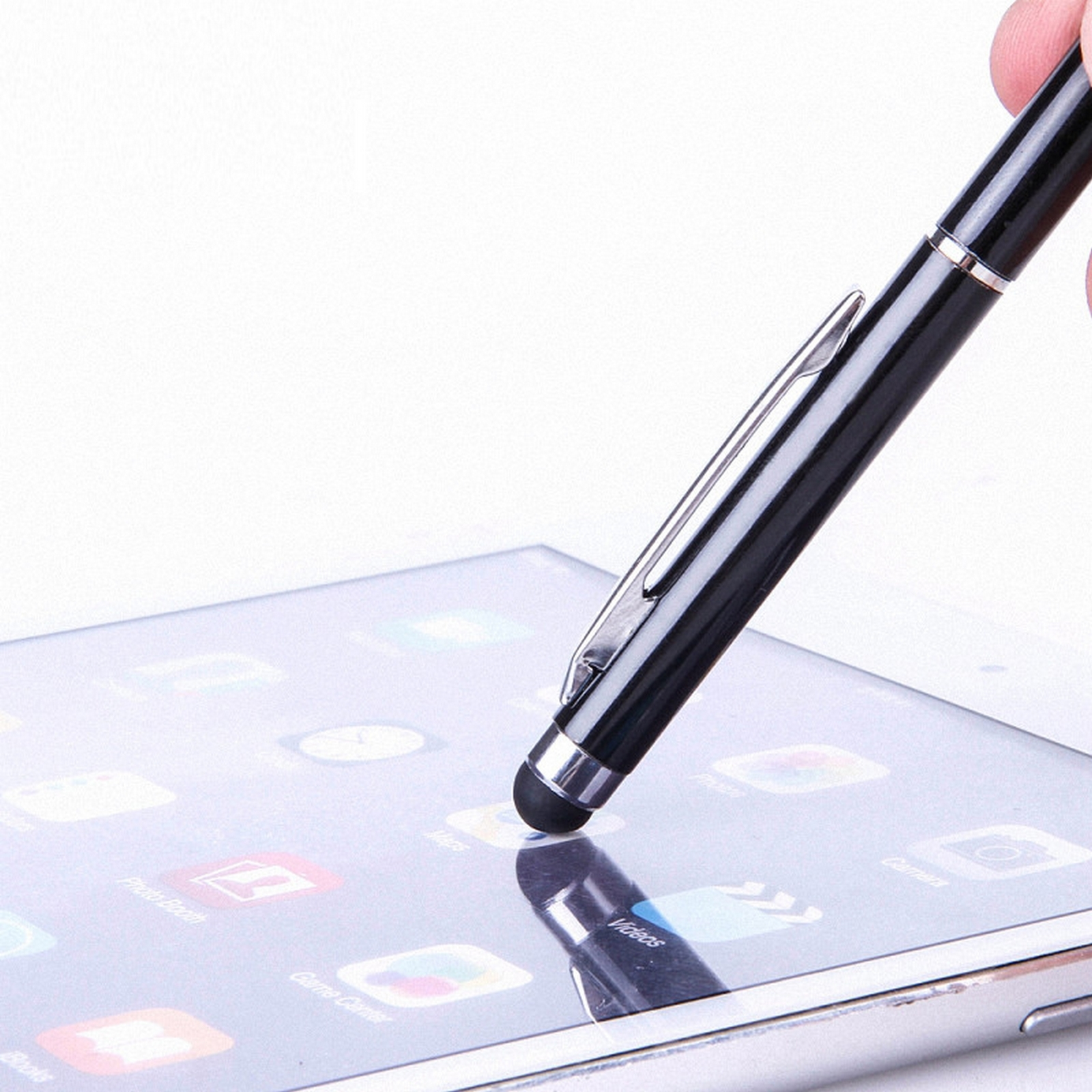 Ein schwarzer Stylus-Stift berührt einen Tablet-Bildschirm, App-Symbole sind sichtbar.