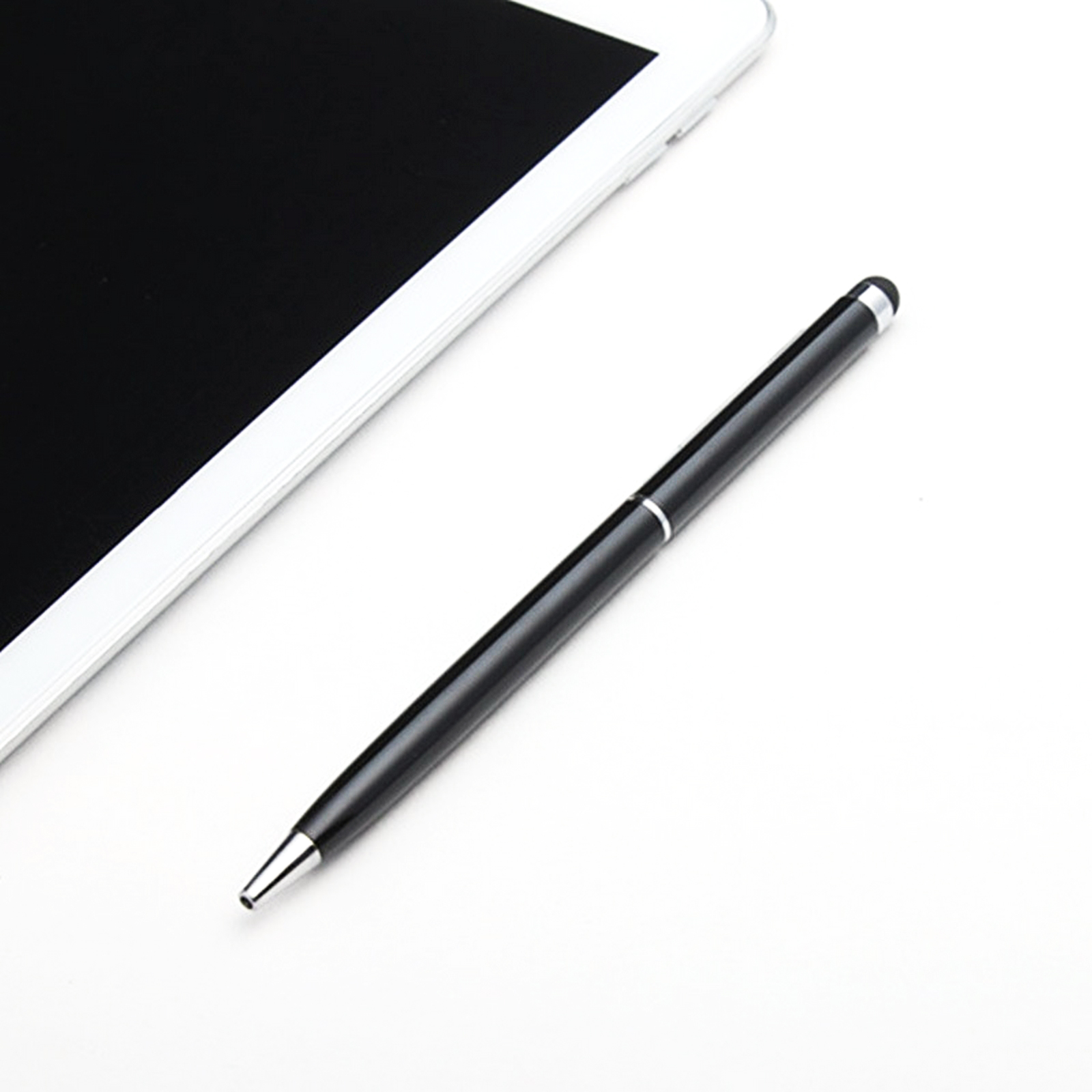 Schwarzer Stift liegt auf weißem Tablet-Bildschirm.