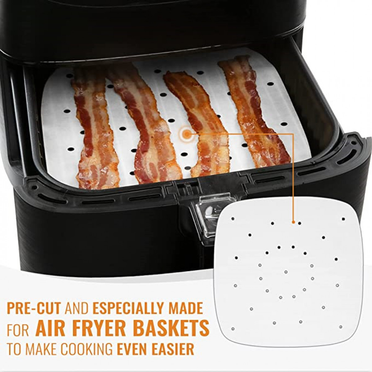 Ein Airfryer-Korb mit Speckstreifen und einem weißen perforierten Papier. Der Hintergrund ist schwarz.