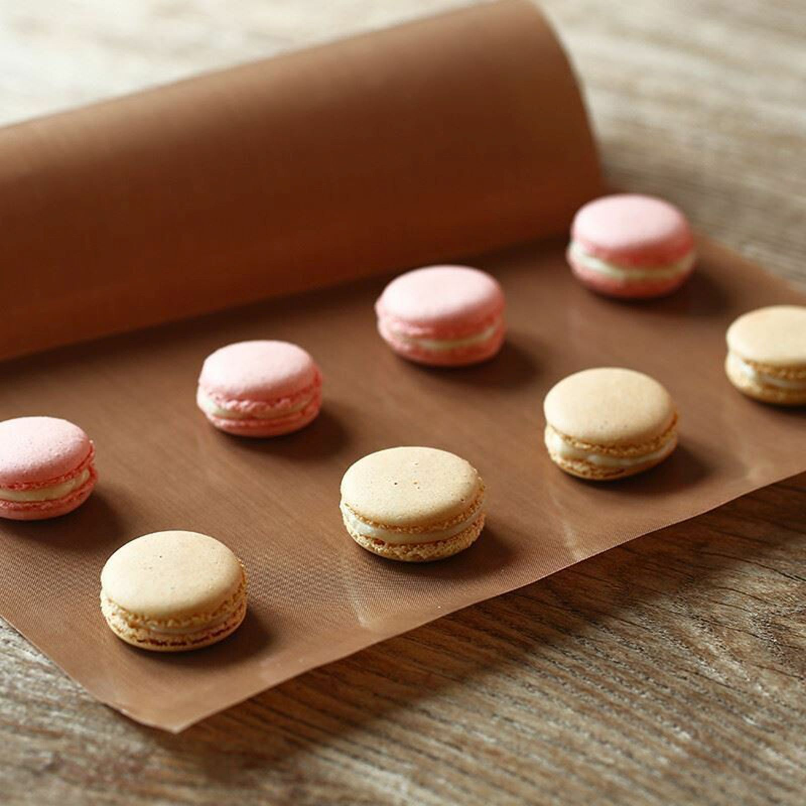 Macarons auf braunem Papier, rosa und beige, Nahaufnahme.