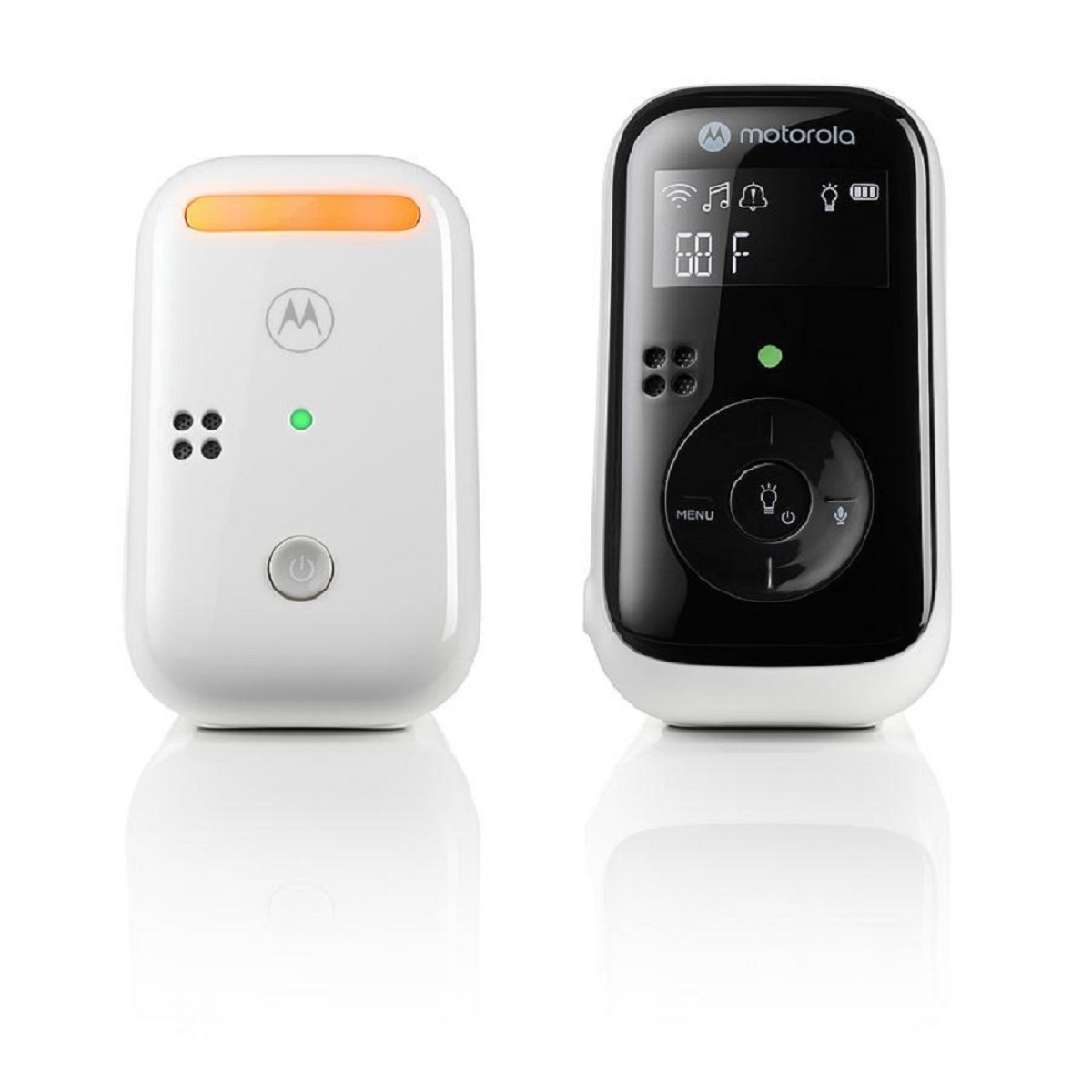 Zwei weiße Babyphone, eines mit Knöpfen, das andere mit einem Bildschirm, der Daten anzeigt.