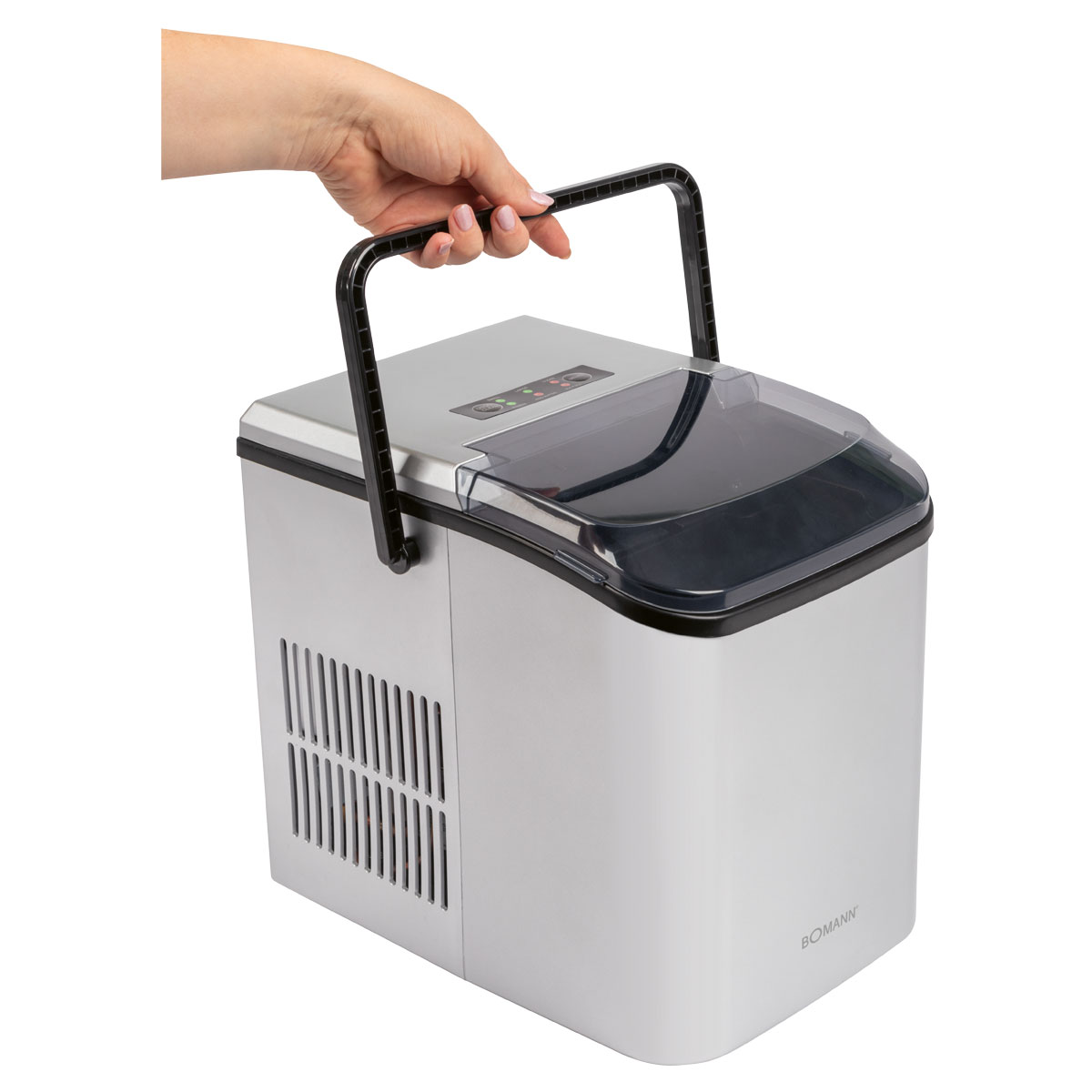 Ręka osoby trzyma czarny uchwyt srebrnej kostkarki do lodu, wyizolowany na białym tle.