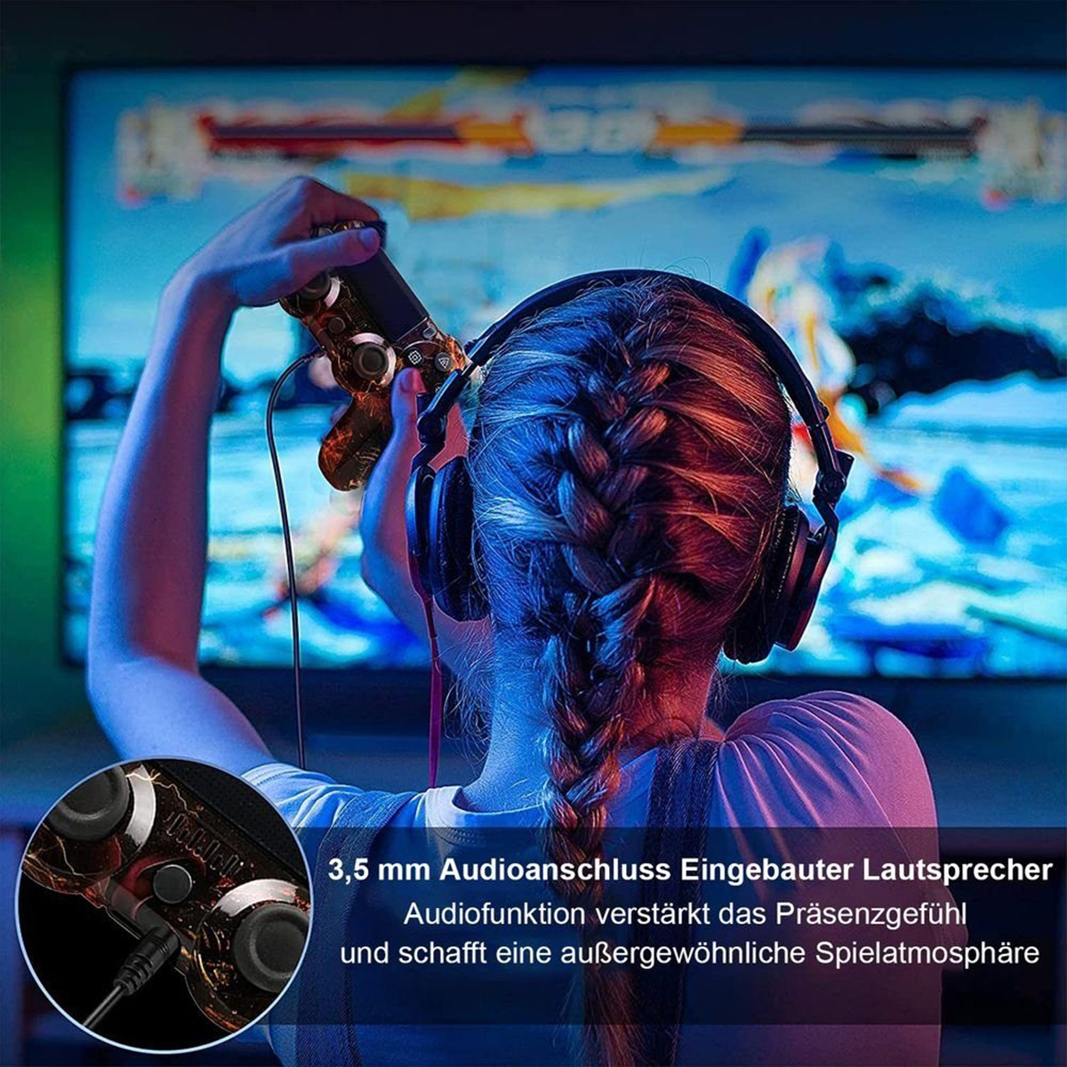 Person spielt mit Controller und Headset ein Spiel. Ein Bildschirm ist im Hintergrund.