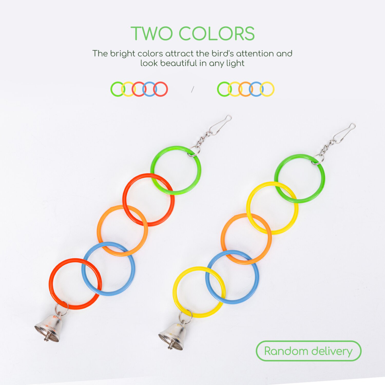 Due giocattoli per uccelli con anelli e campane colorate. Gli anelli sono verdi, arancioni, blu e gialli.