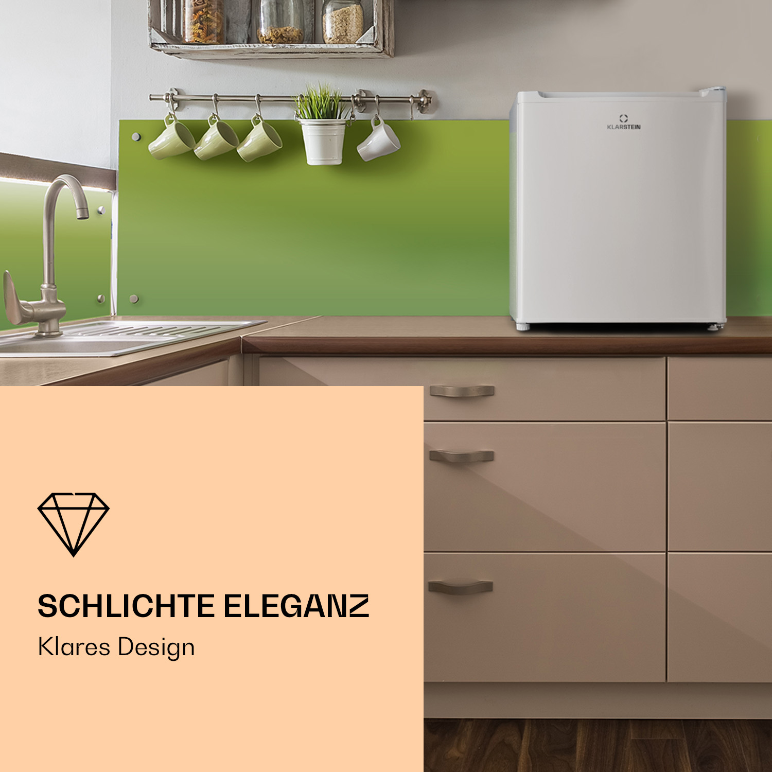 Eine Küchenszene mit einem weißen Mini-Kühlschrank und grüner Rückwand.
