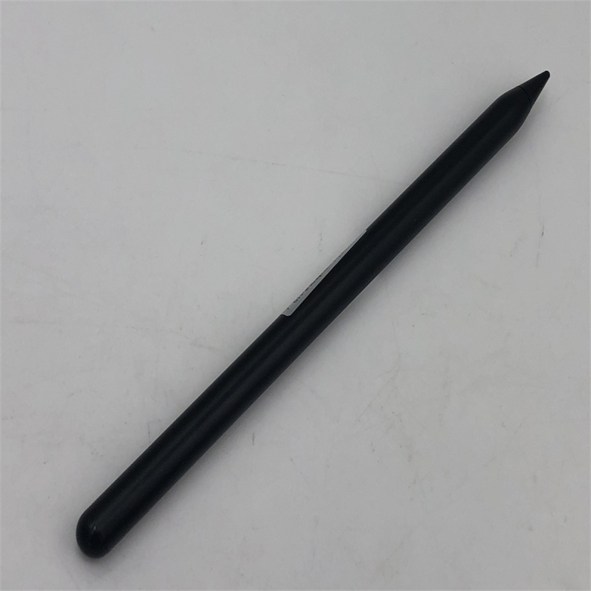 Schwarzer Stift auf weißem Untergrund. Abgewinkelt, mit abgerundeter Spitze.