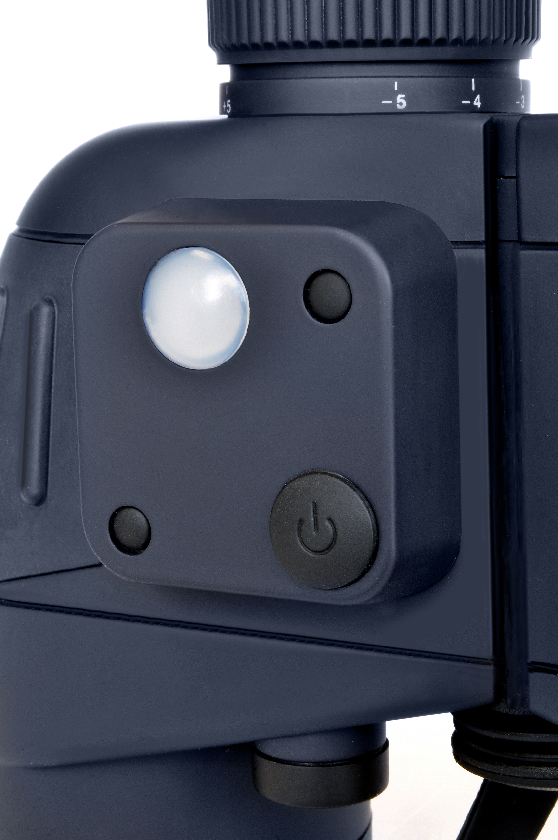 Primer plano de un dispositivo azul marino con botones y luz, sobre fondo blanco.