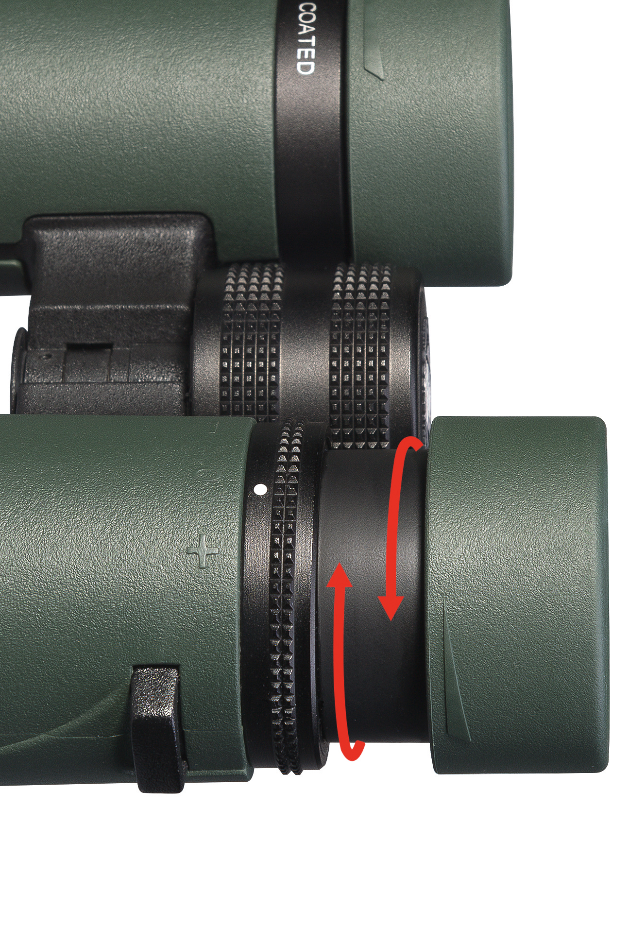 Primer plano de binoculares. Ajuste de la rueda de enfoque, con armadura de goma verde y detalles en anillo negro.