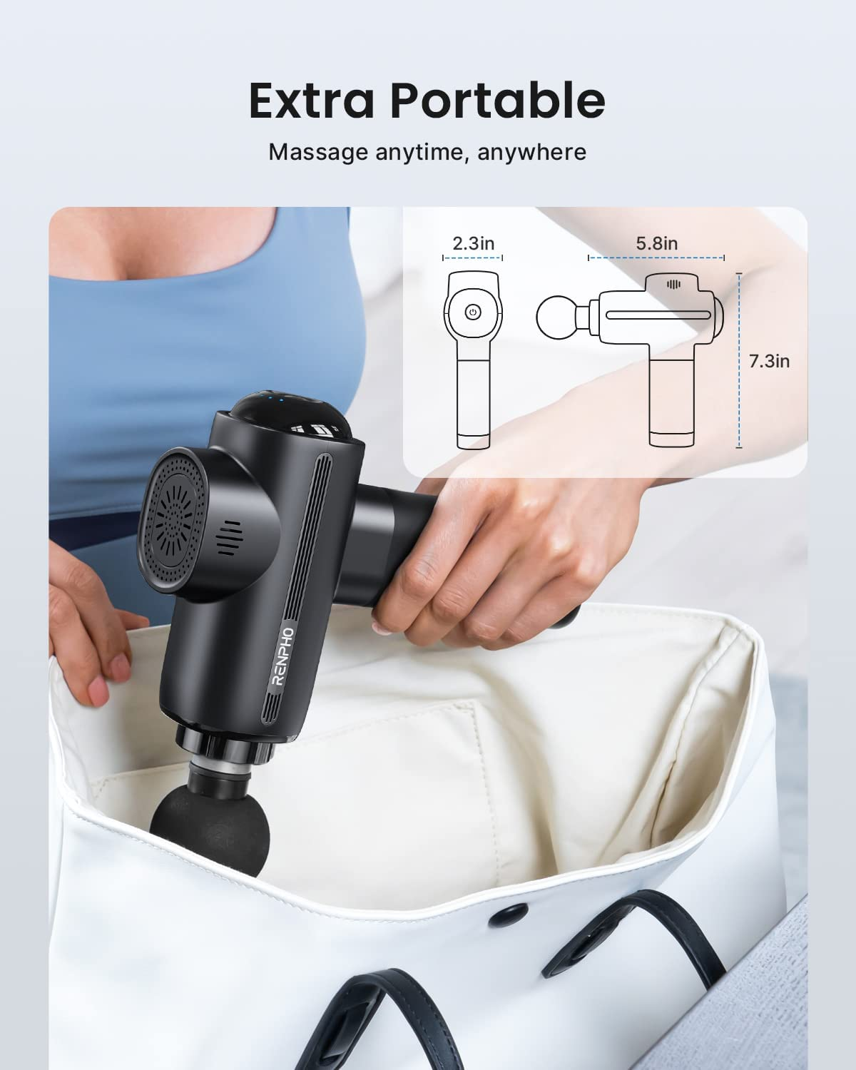 Persona che tiene una pistola per massaggio nera, in una borsa bianca. Il diagramma mostra le dimensioni.