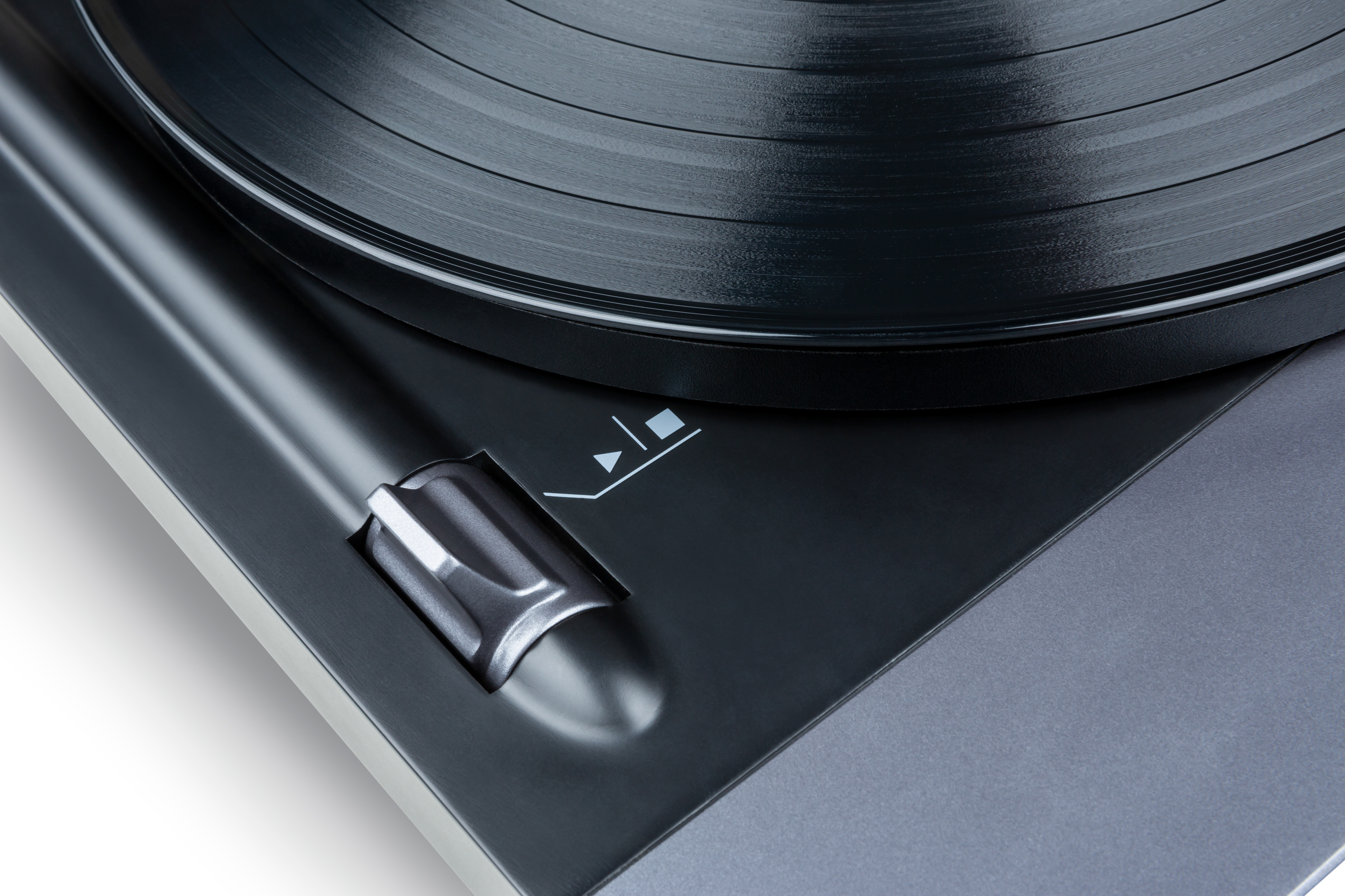 Gramofon z czarną płytą. Widoczne ramię i przycisk start/stop.