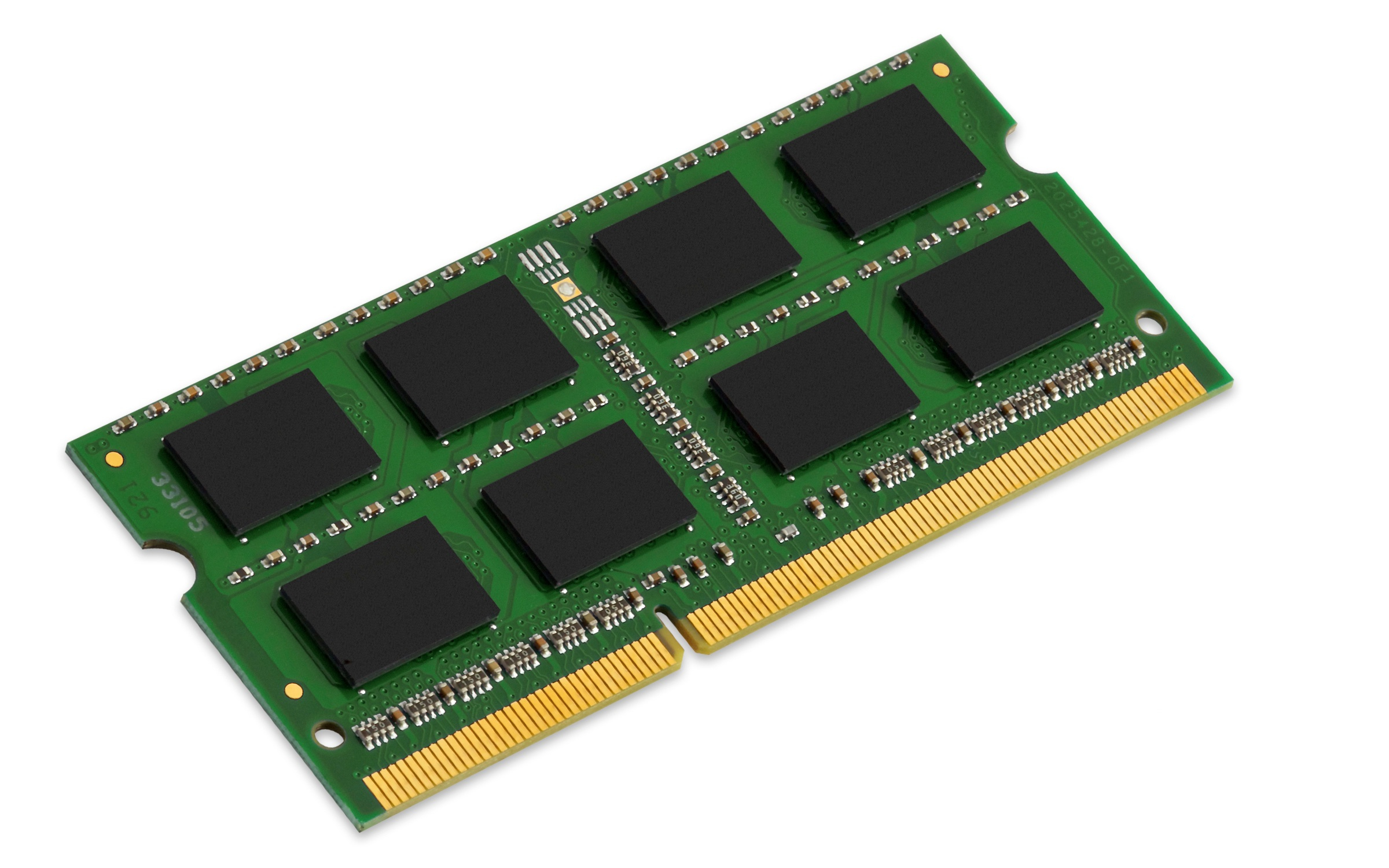 Modulo di memoria RAM. Circuito stampato verde con chip neri. Sfondo bianco.