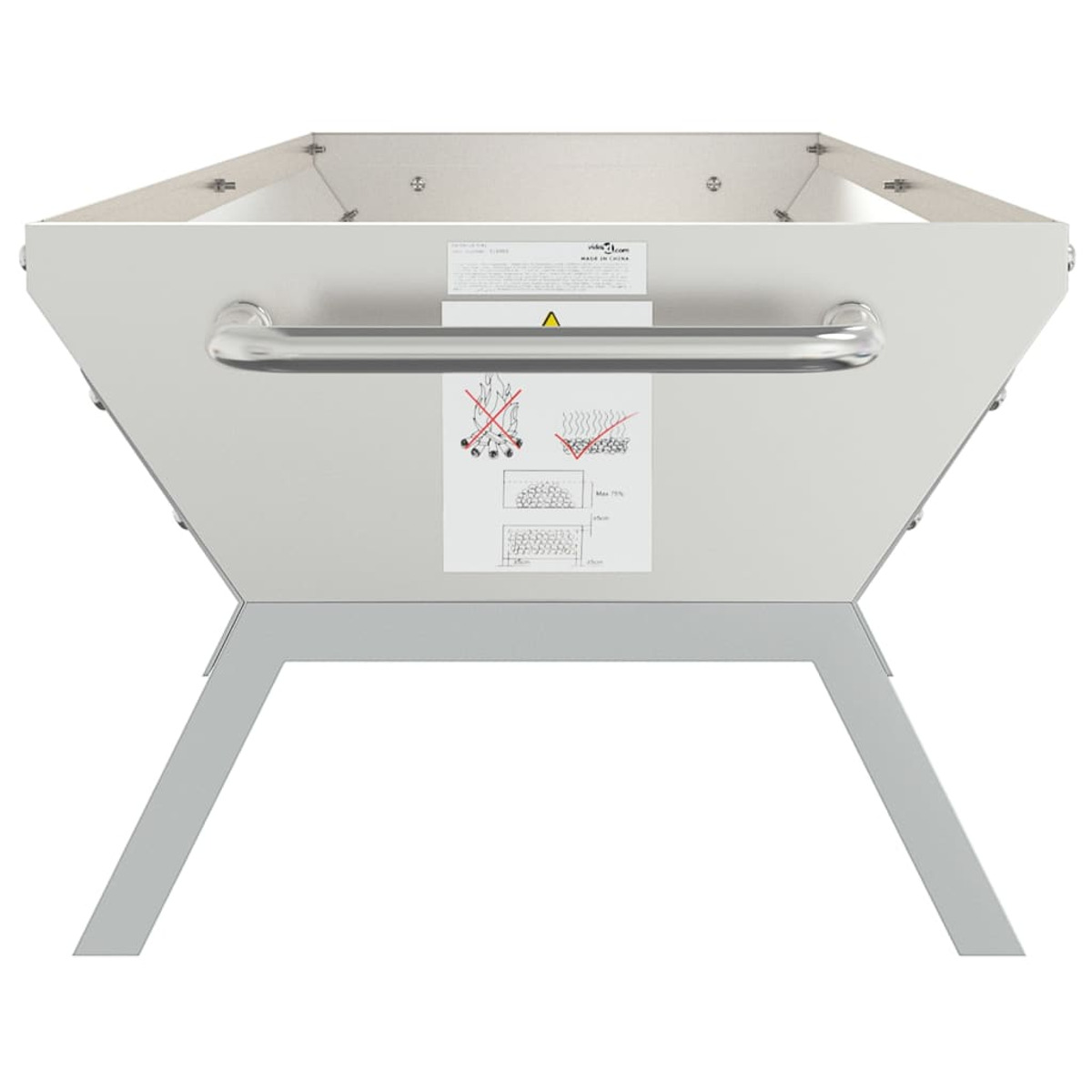 Silberne Metall-Feuerstelle mit Anweisungen und Warnhinweisen. Weißer Hintergrund.
