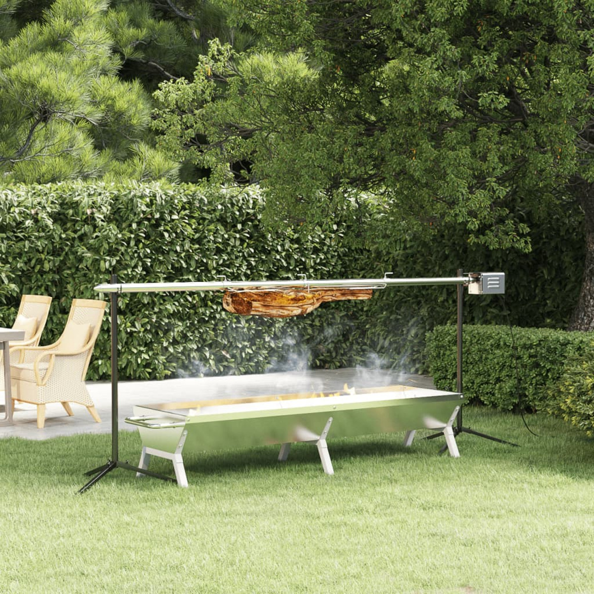 Außengrill mit kochendem Essen, aufgestellt in einem grünen Garten mit Bäumen und Stühlen im Hintergrund.