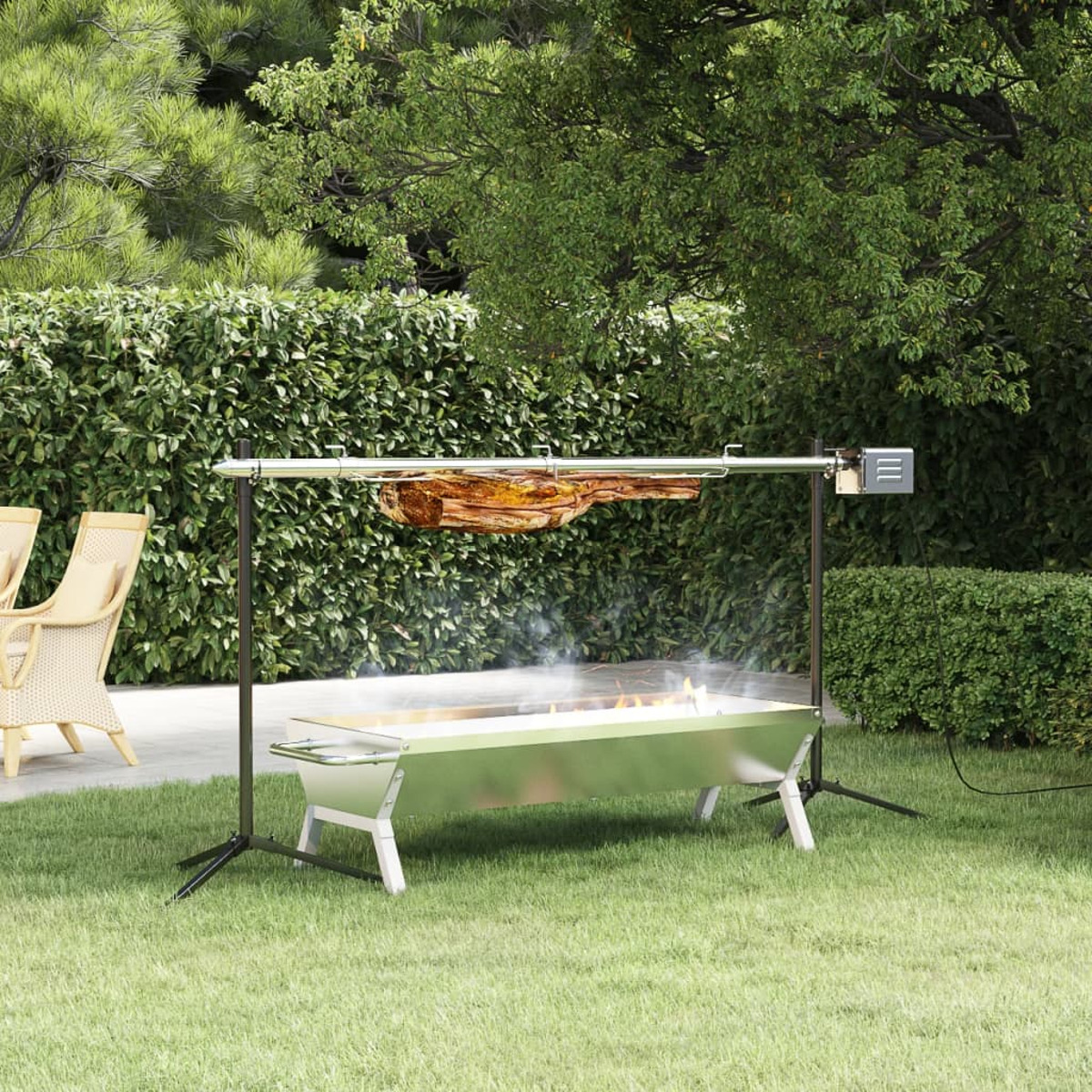 Outdoor-Kochaufbau: ein Grill mit Drehspieß über einer Feuerstelle, umgeben von Grün.