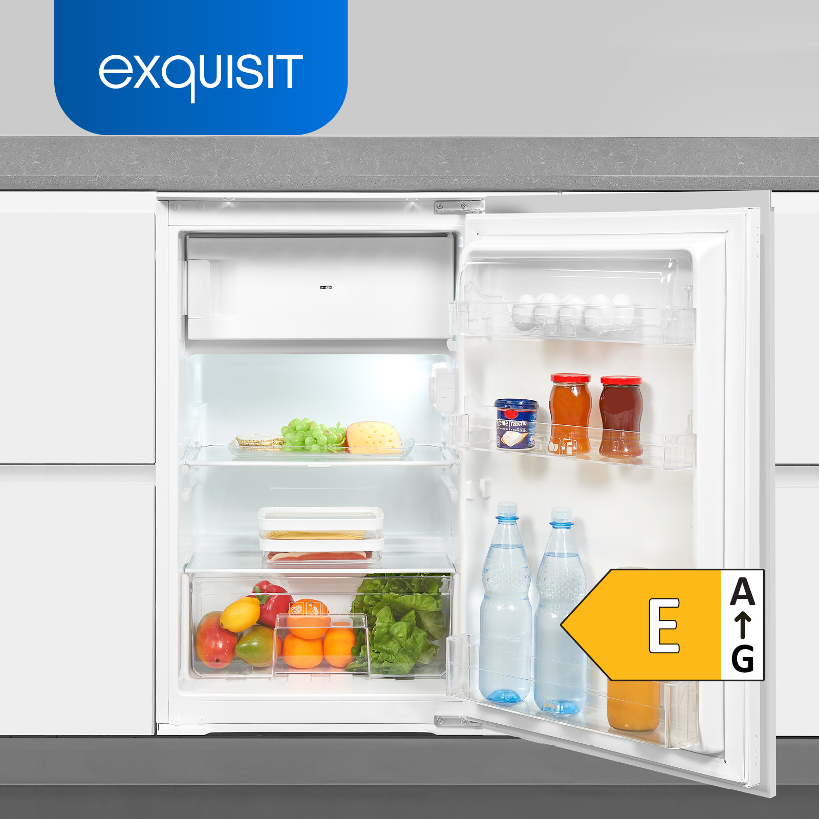 Un réfrigérateur avec la porte ouverte, montrant des aliments et des bouteilles à l'intérieur.