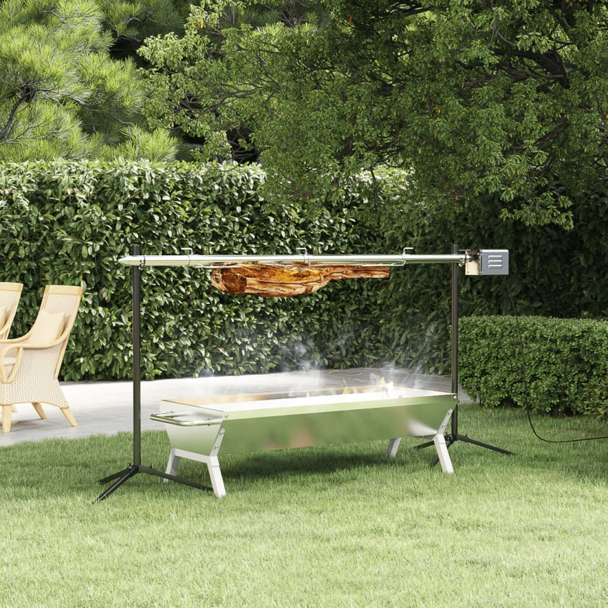 Ein Grill im Garten, mit einem Fleischstück am Drehspieß.