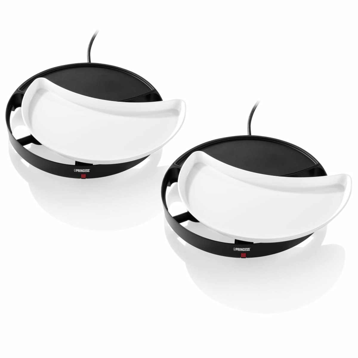 Due griglie per raclette nere con piatti bianchi. Le griglie hanno un design curvo e un logo Princess.