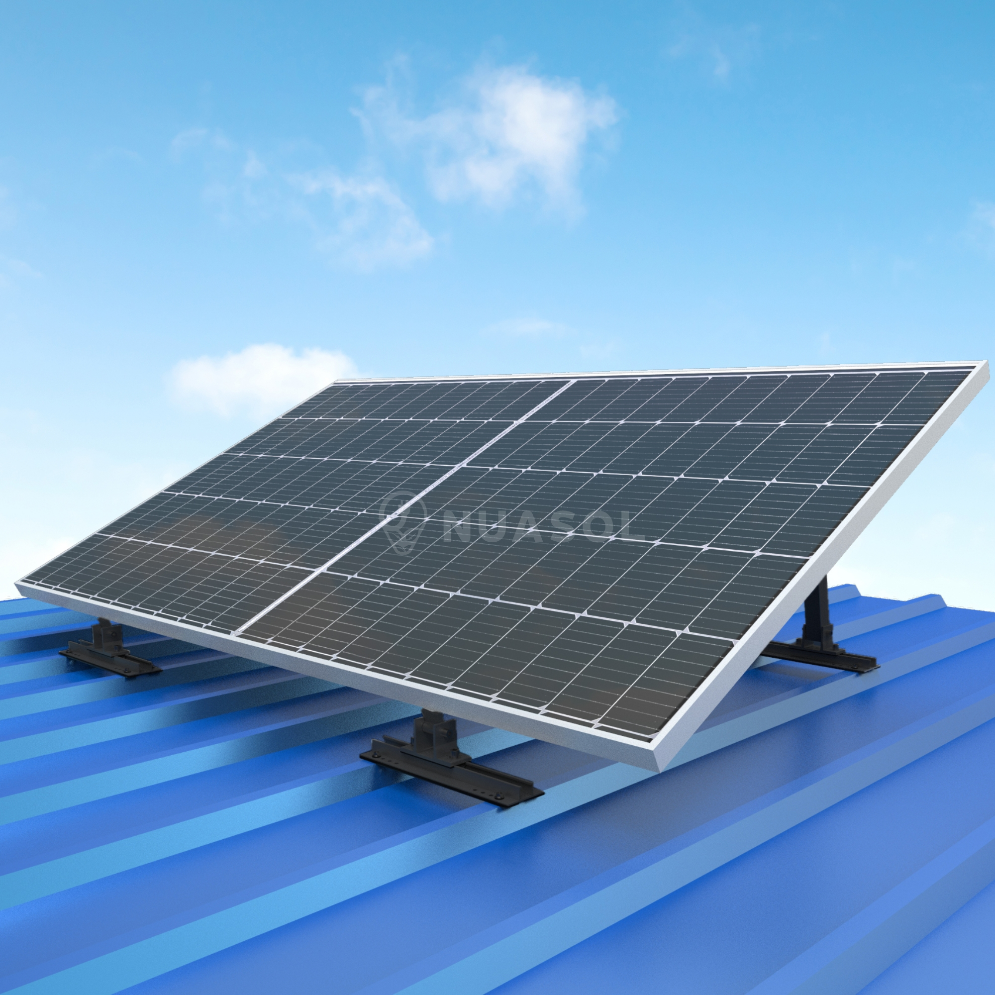 Solarpanel-Anordnung auf blauem Wellblechdach vor teilweisem Wolkenhimmel.
