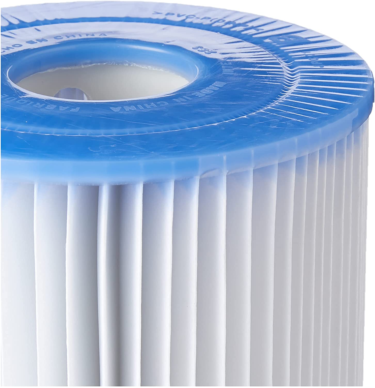 Weißer und plissierter zylindrischer Filter mit blauem Rand.