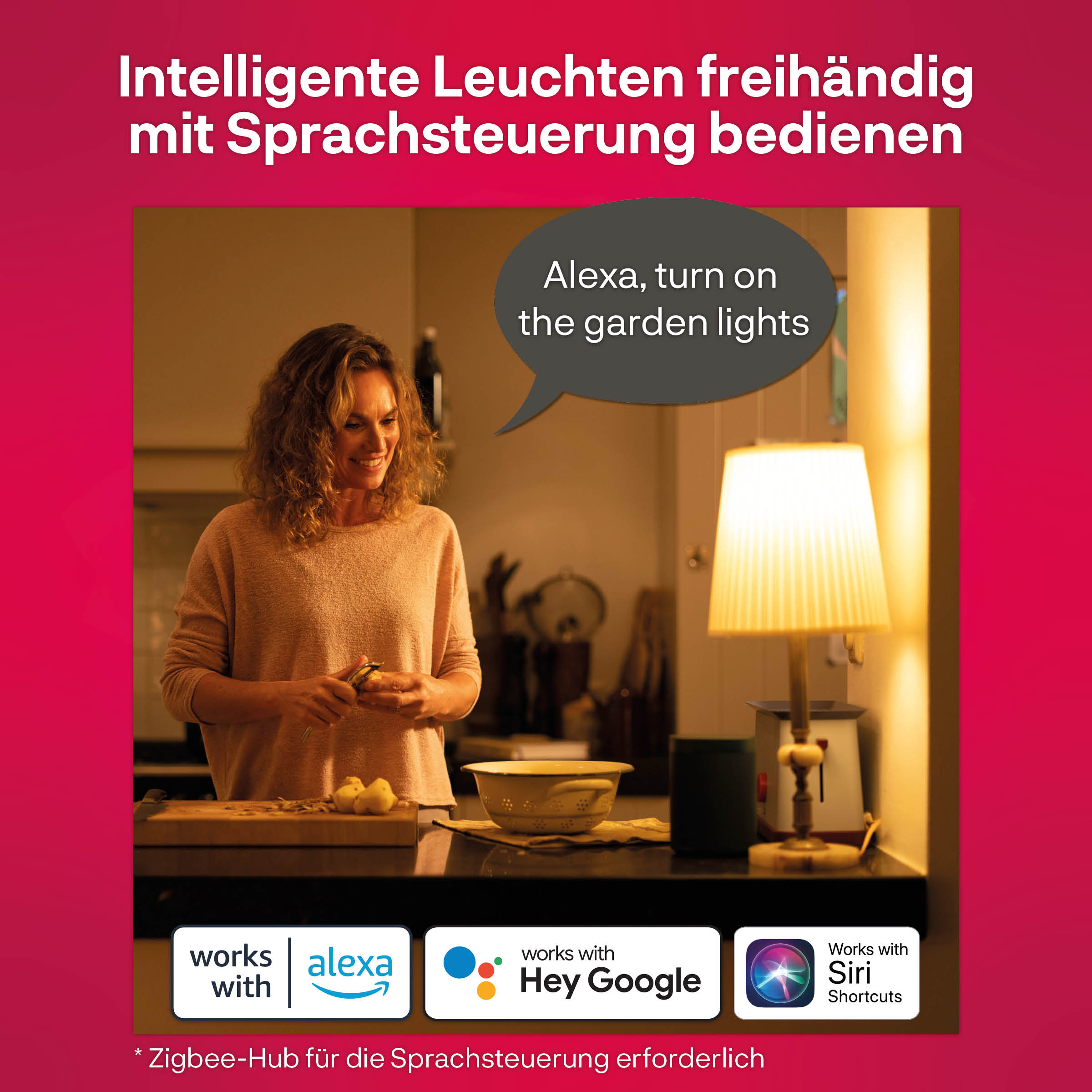 Eine Frau in einer Küche spricht mit einem intelligenten Lautsprecher, im Hintergrund eine Tischlampe.