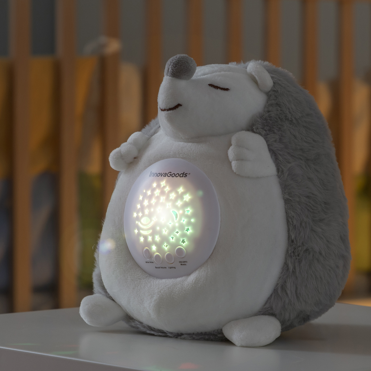 Una luce notturna a forma di riccio di peluche con proiezioni di stelle e luna.