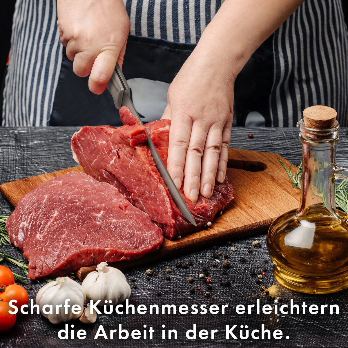 Person schneidet rohes Fleisch auf einem Holzbrett, Tomaten, Knoblauch und Ölflasche im Blick.