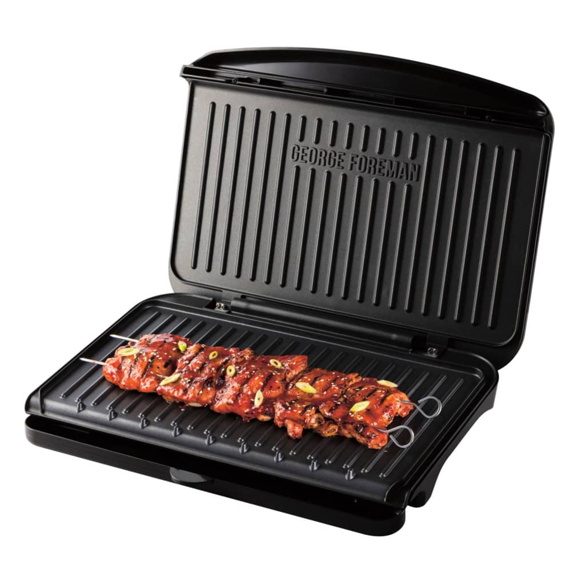Offener George Foreman Grill mit aufgespießtem Fleisch, bereit zum Kochen.