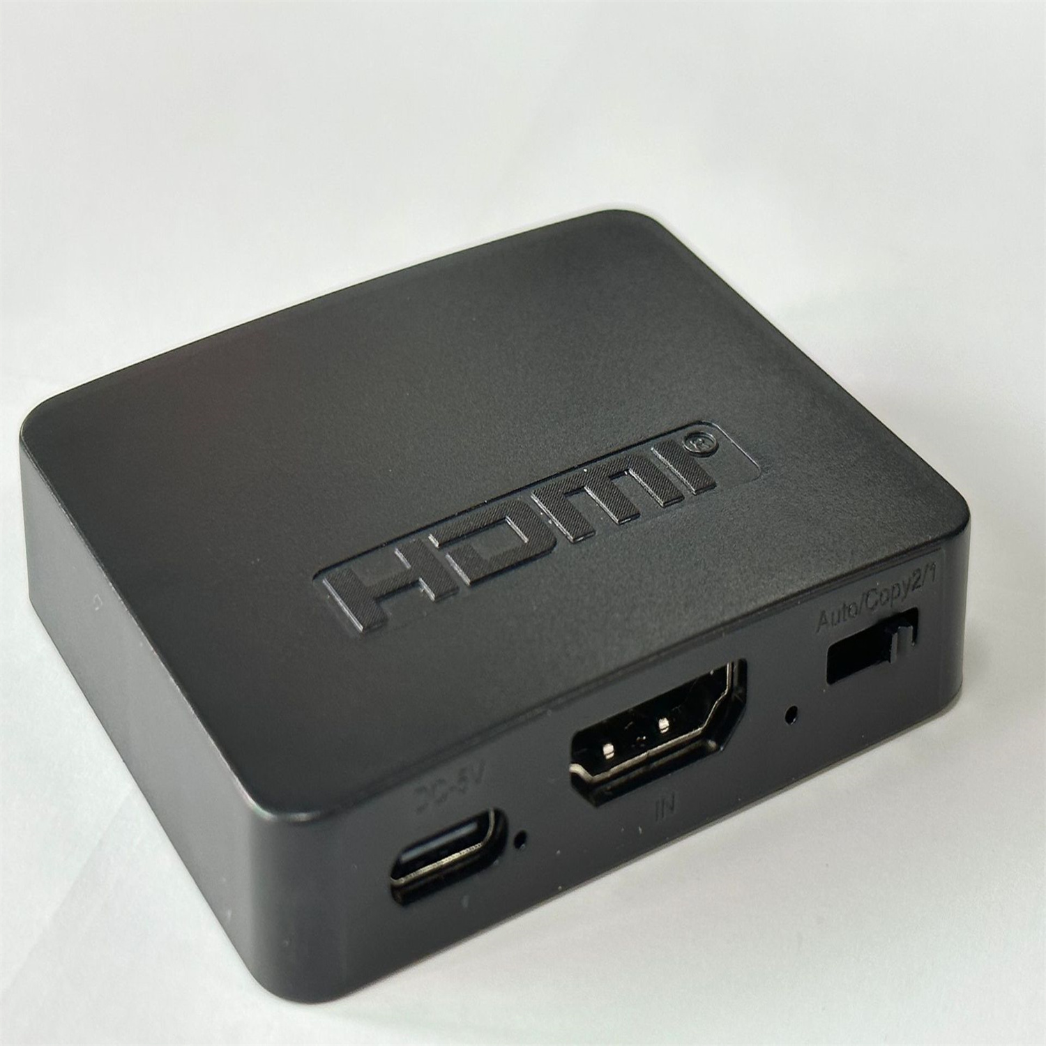 Czarne urządzenie HDMI z portami. Logo HDMI na górze.