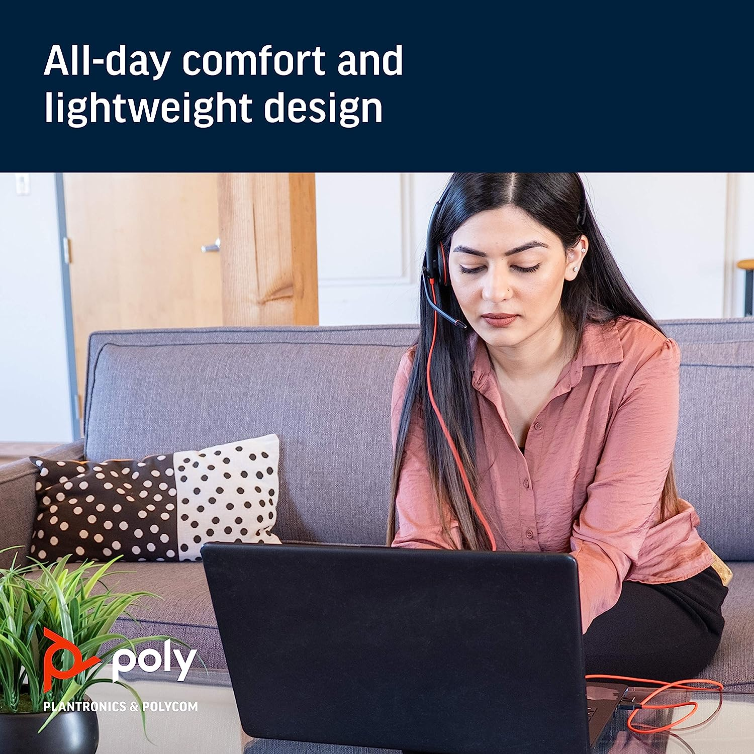 Kobieta w słuchawkach, używająca laptopa na sofie.