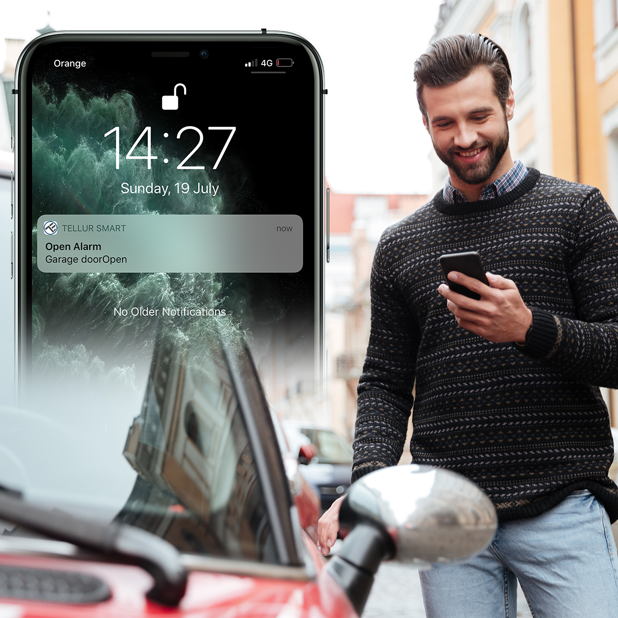 Hombre mirando un teléfono con una notificación sobre la apertura de una puerta de garaje.