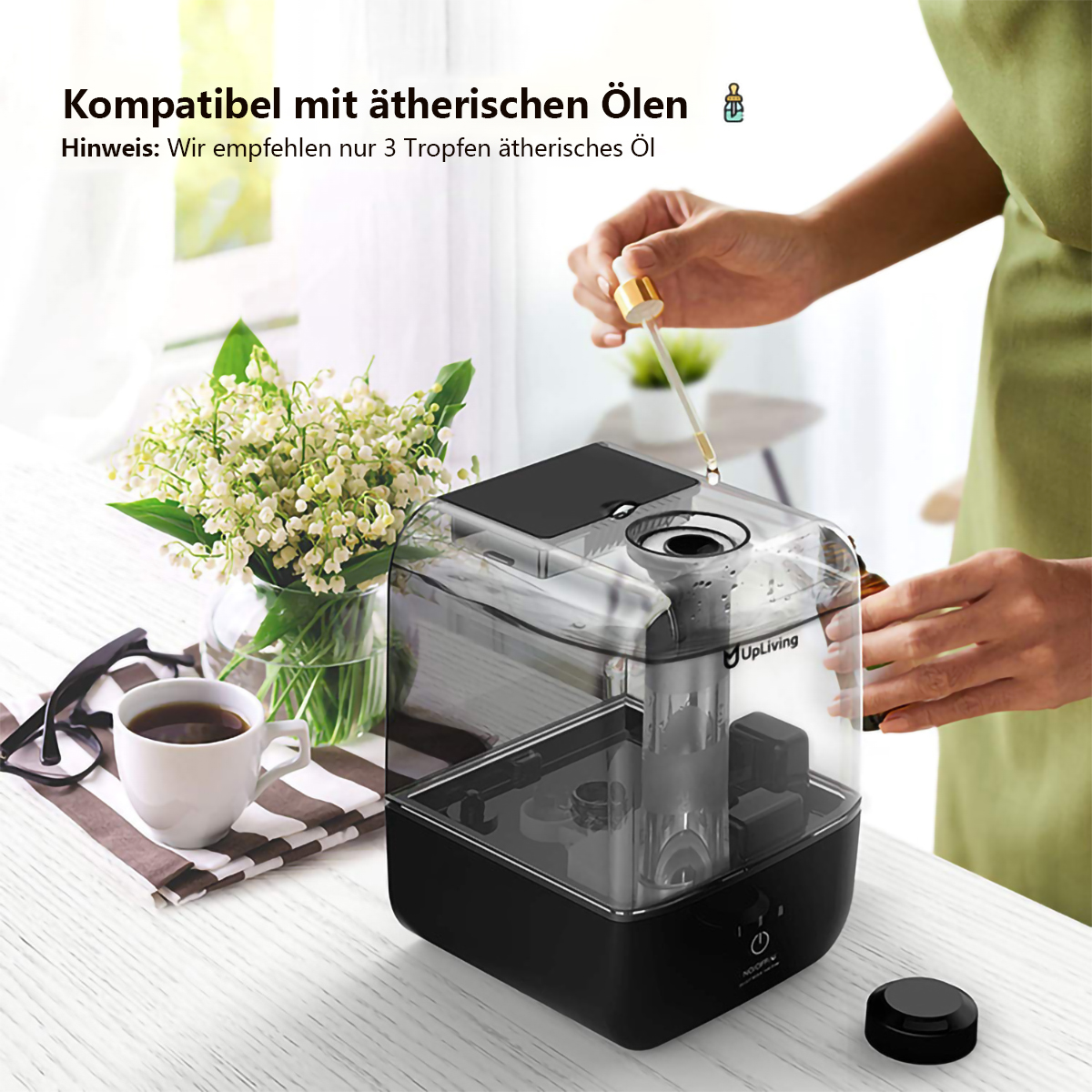 Eine Frau benutzt einen Öldiffusor. Auf dem Tisch stehen eine Vase mit Blumen, eine Tasse Kaffee und Brille.
