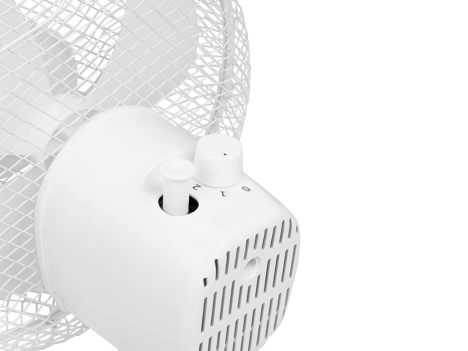 Nahaufnahme eines weißen Ventilators, der das Schutzgitter und die Bedienknöpfe zeigt.