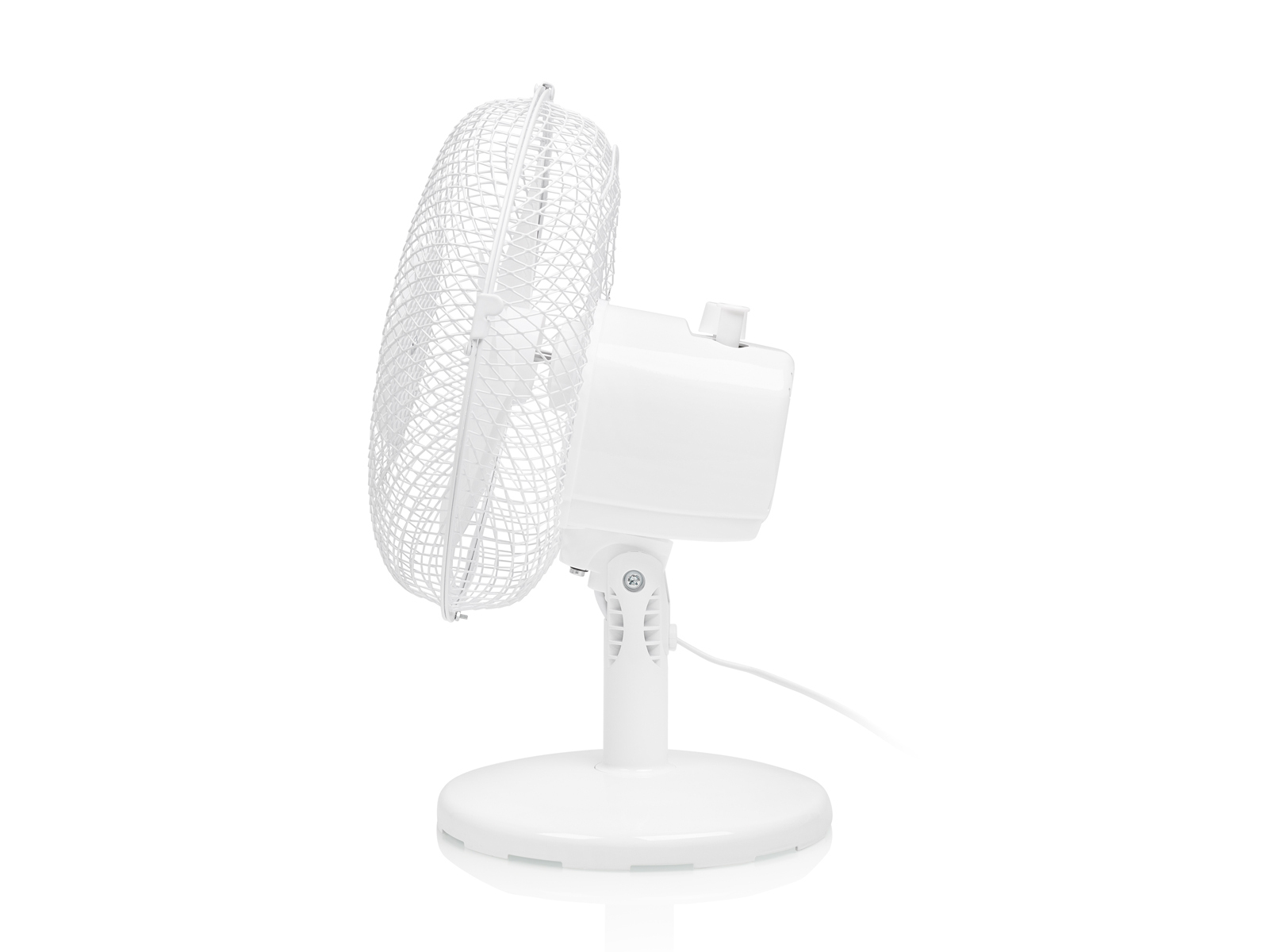Weißer Tischventilator, Seitenansicht. Er hat einen runden Fuß, ein Gitter und ein Bedienfeld.