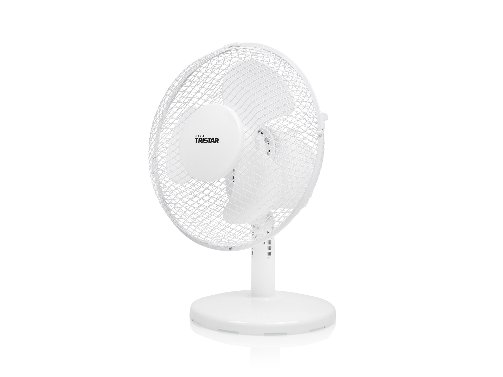 Ein weißer Tristar-Tischventilator auf weißem Hintergrund.
