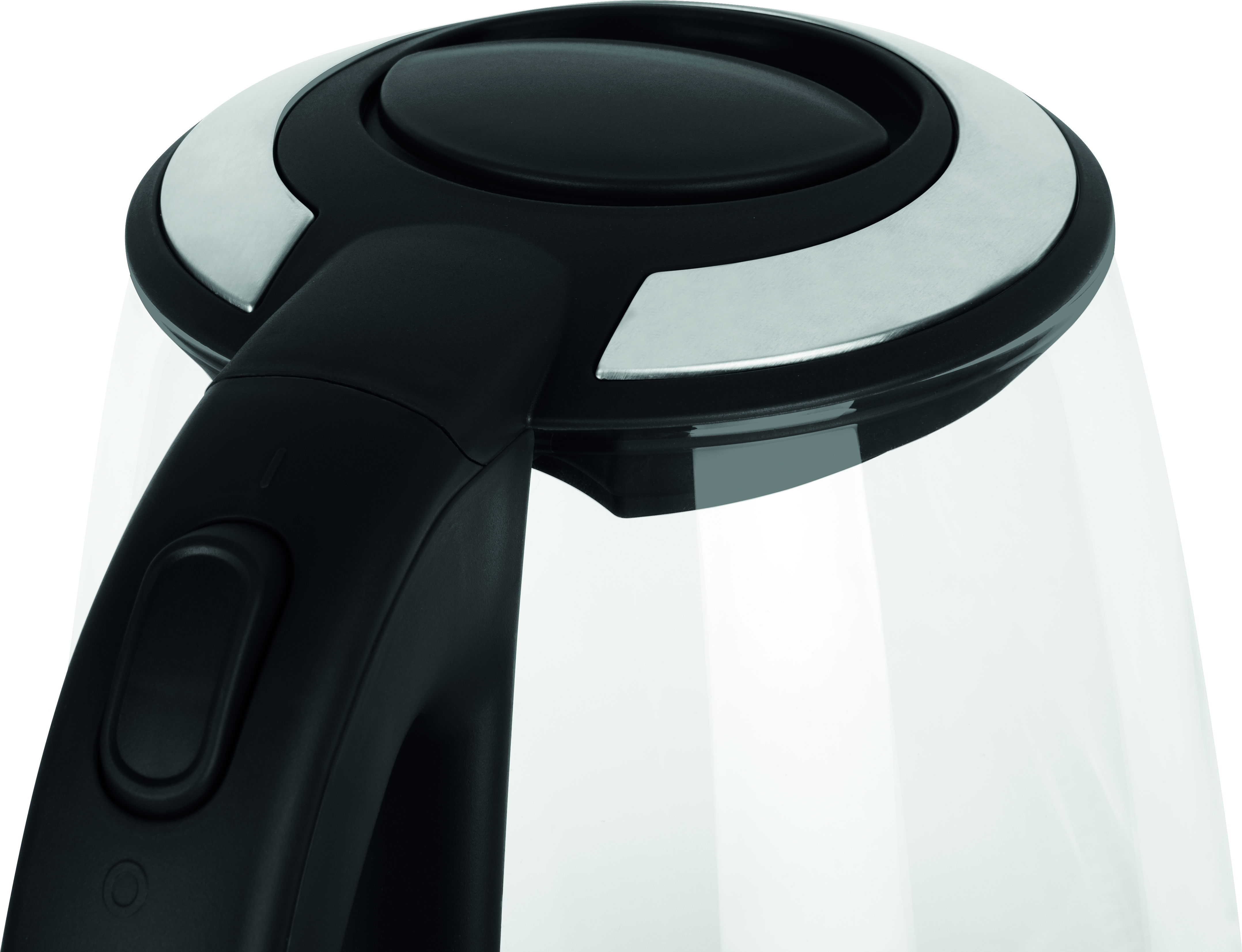 Zbliżenie czarnego uchwytu czajnika elektrycznego z błyszczącą srebrną górą. Przezroczysty szklany korpus.