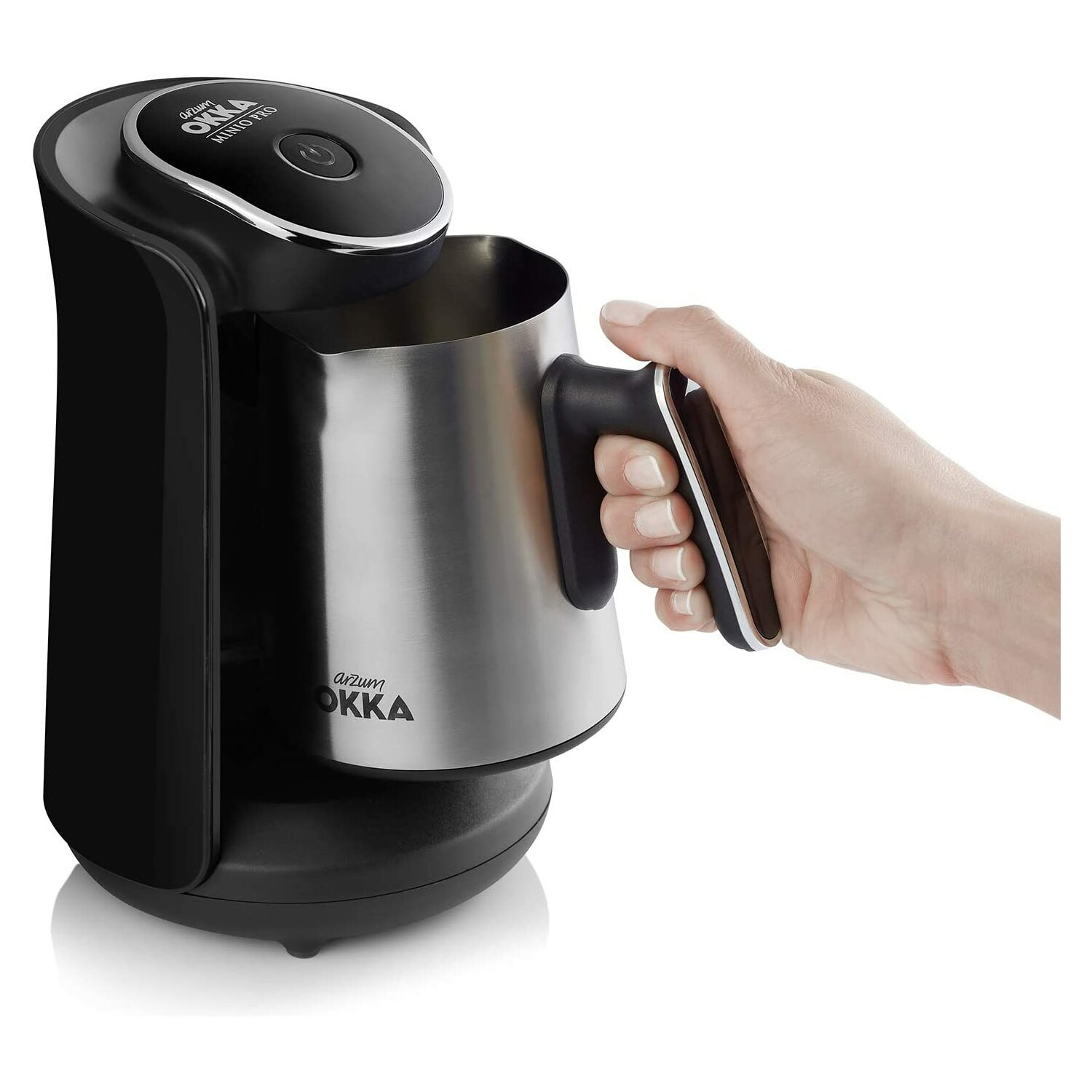 Eine schwarz-silberne Kaffeemaschine, mit einer Hand, die den Griff der Kaffeekanne hält.