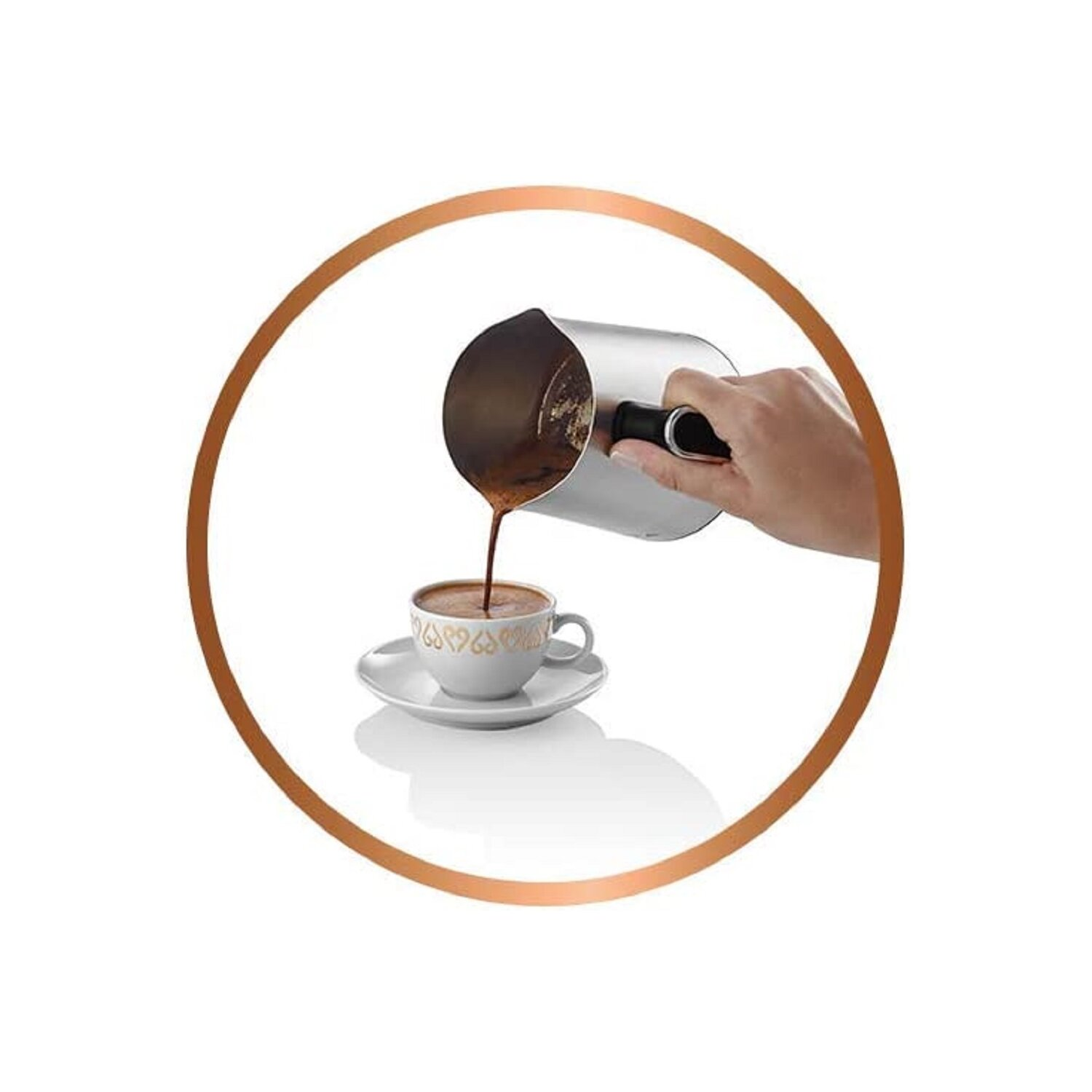 Eine Hand gießt Kaffee aus einer silbernen Kanne in eine weiße Tasse auf einer Untertasse, in einem braunen Kreisrahmen.