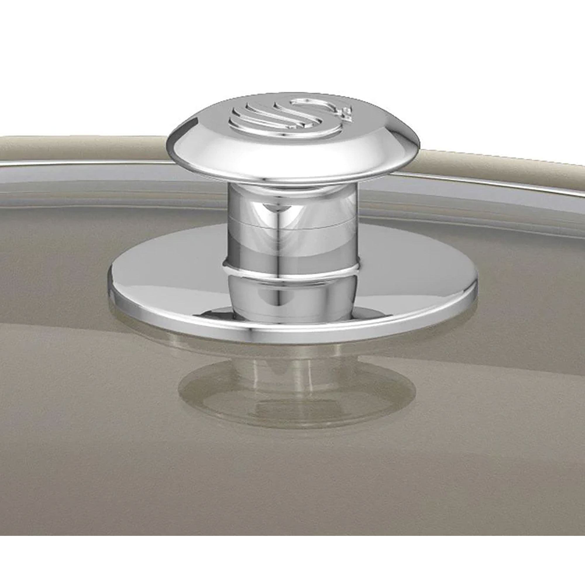 Nahaufnahme eines Chrom-Topfdeckels. Ein Knopf mit dem Swan-Logo sitzt auf einem Glasdeckel.