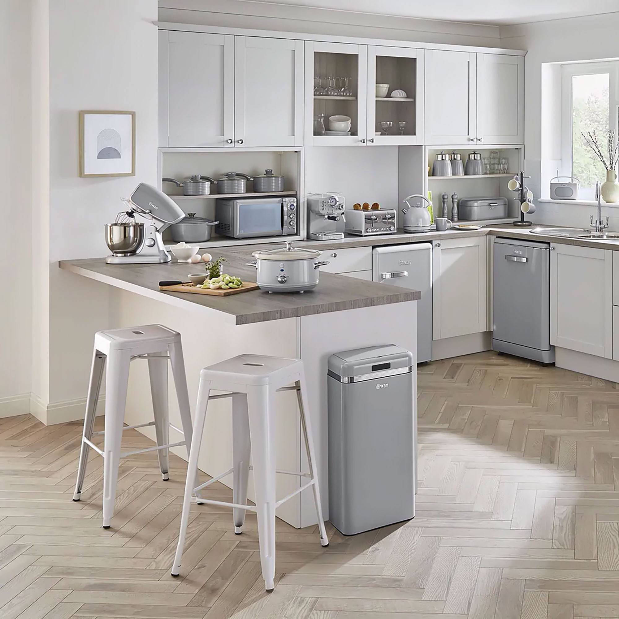 Moderne Küchenszene. Weiße Schränke, Insel mit Hockern. Geräte: Mikrowelle, Mixer, Toaster und Geschirrspüler.