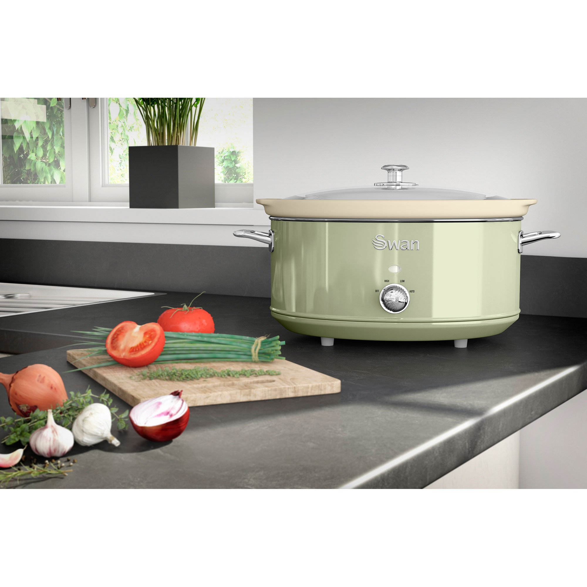 Una olla de cocción lenta verde con verduras y hierbas en una encimera oscura, cerca de una ventana.