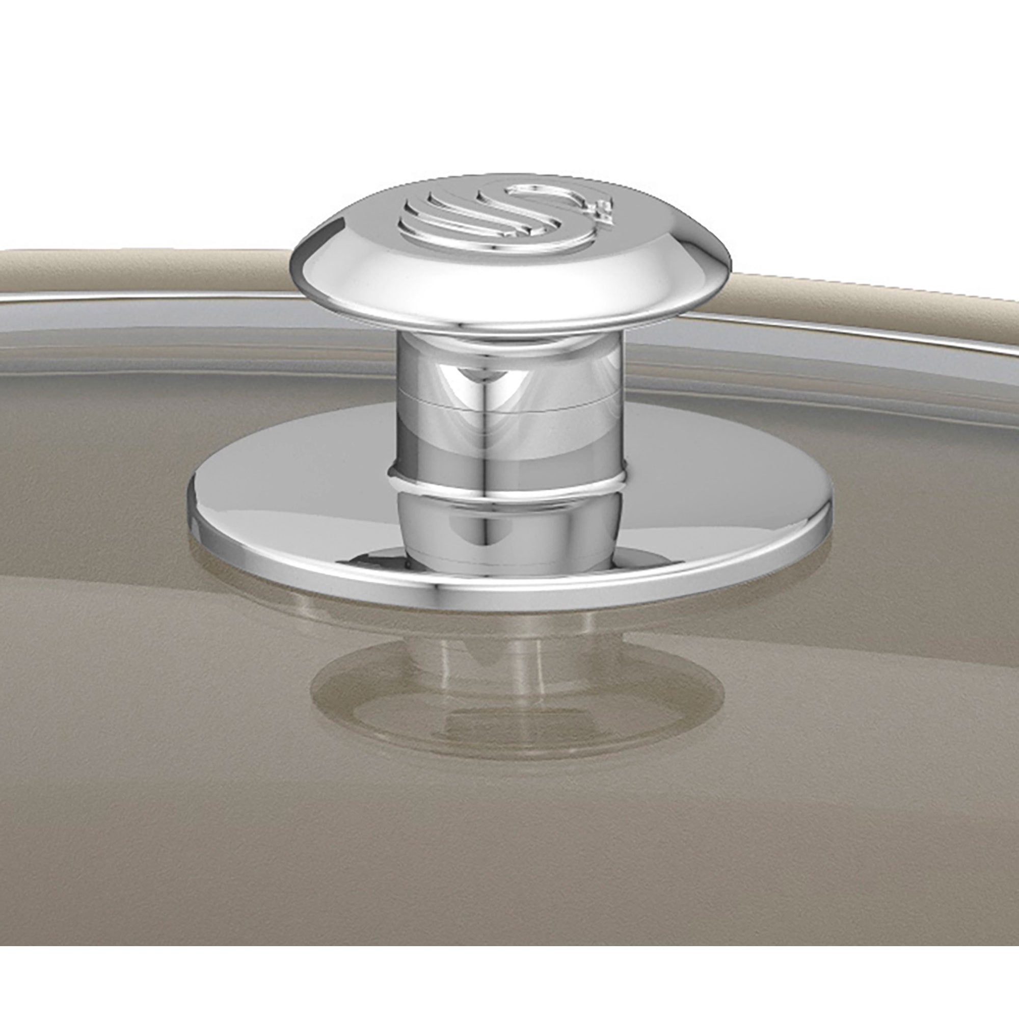 Primer plano de un pomo de tapa de olla plateado con un logotipo de cisne, sobre una superficie gris claro.