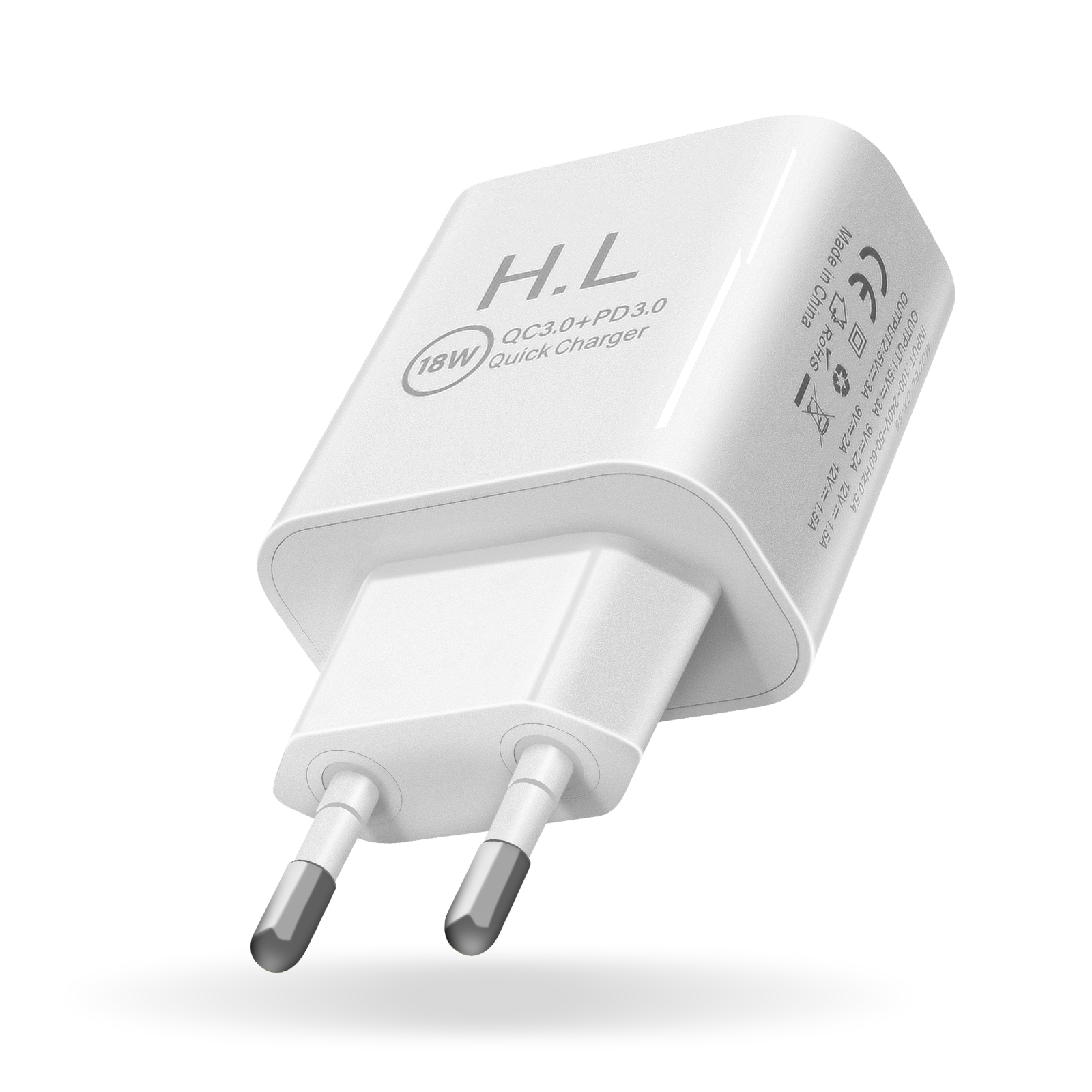 Weißes 18W USB-Ladegerät mit zwei Stiften und Etiketten. Schräge Ansicht, weißer Hintergrund.