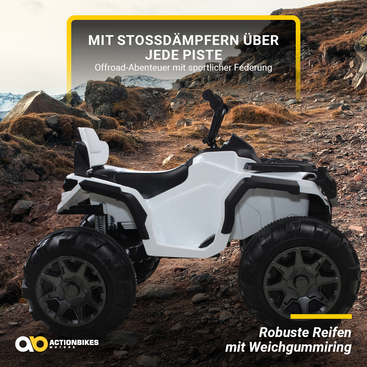 Weißes und schwarzes ATV auf einer unbefestigten Straße. Text in gelbem Banner. Steiniger Hintergrund. Sonnig draußen.