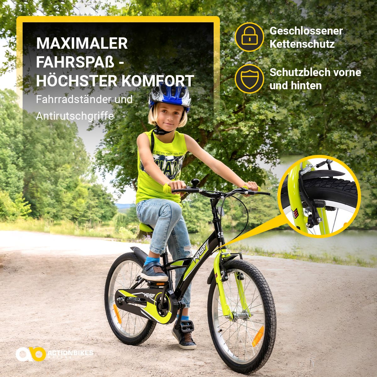 Ein Junge fährt mit einem schwarz-grünen Fahrrad auf einem Schotterweg. Er trägt einen Helm und eine Weste.
